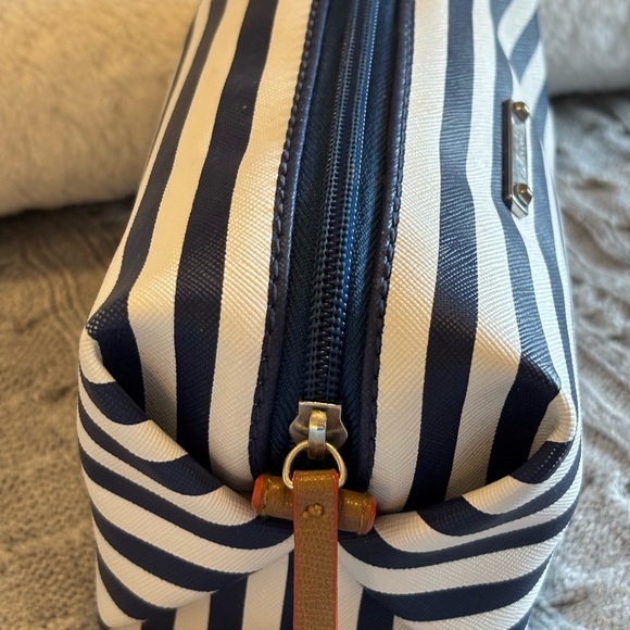 Stella&Dot Navy and White Striped Cosmetic Bag
BEST BUY EVER❤️❤️. - Picture 3 of 10